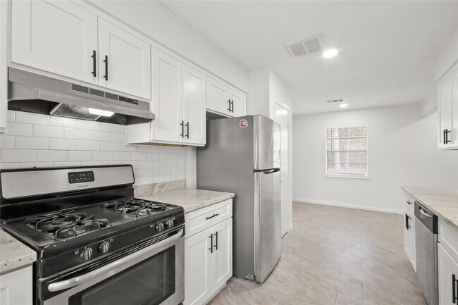 Building Photo - 111 Montrose Cir