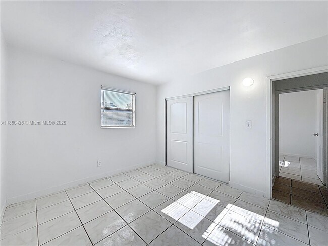 Building Photo - 2419 NW 6th Ct