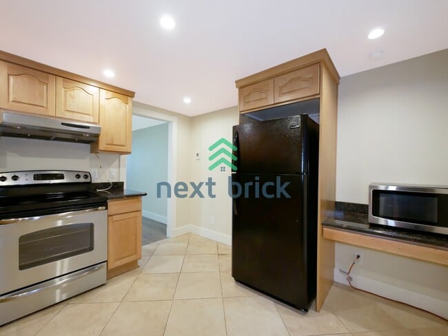 Building Photo - 2 Bed 1Bath Waterfront View Condo Available for Rent!