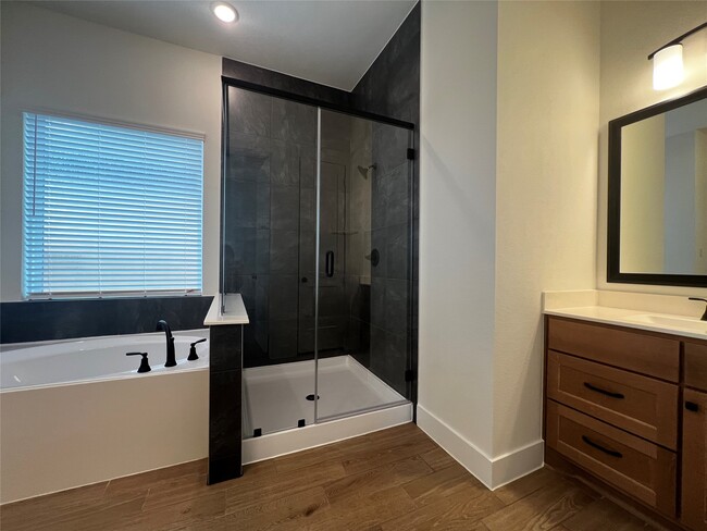 Building Photo - 10923 Cres Spg Dr