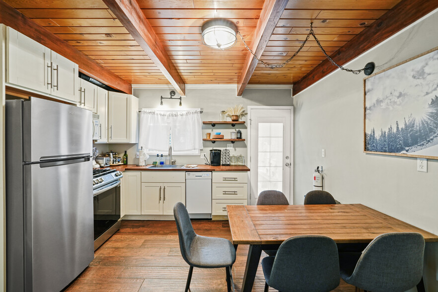 Building Photo - 43032 Sunset Dr