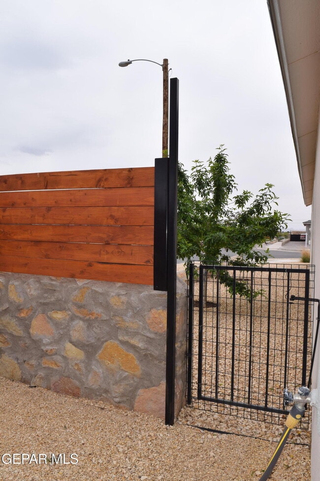 Building Photo - 355 Sol Ct