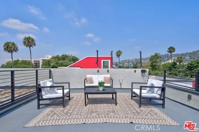 Building Photo - 1204 N Orange Grove Ave