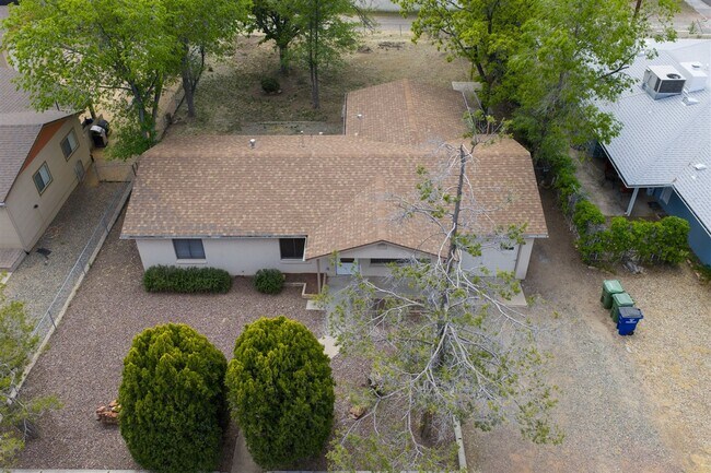 Building Photo - 3 bedroom,1.5 bath with 1 car garage close to schools, hospital and shopping!