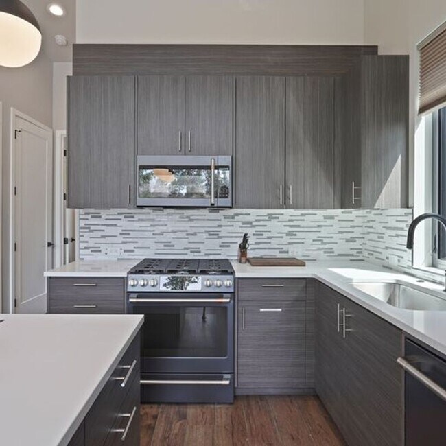 Building Photo - Modern Luxury and Prime Location: Fully Fu...