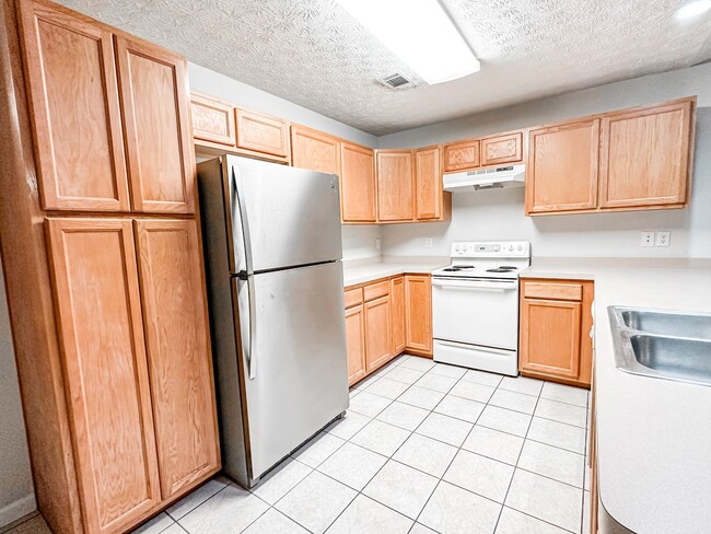 Building Photo - Great Gainesville location - 2/2 with Garage!