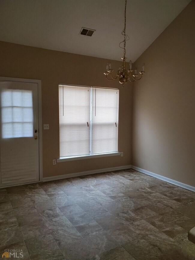 Building Photo - 9555 Lakeview Cir