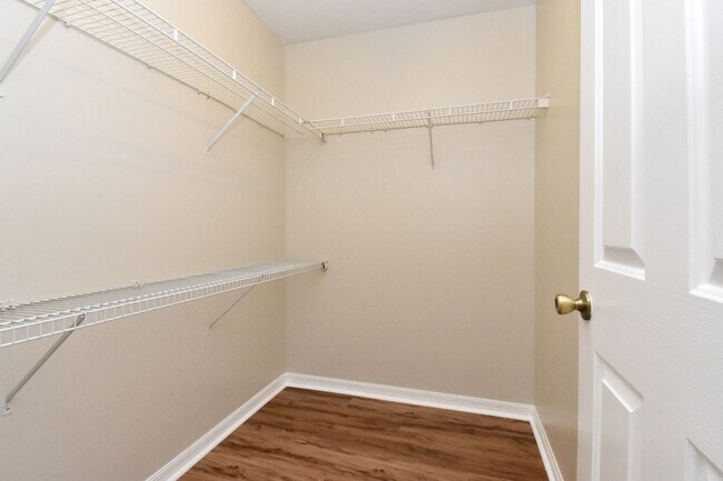 Building Photo - Spacious 3BR/2BA Corner Lot Home + Bonus Room in Silver Springs Shores – $1,650/Month