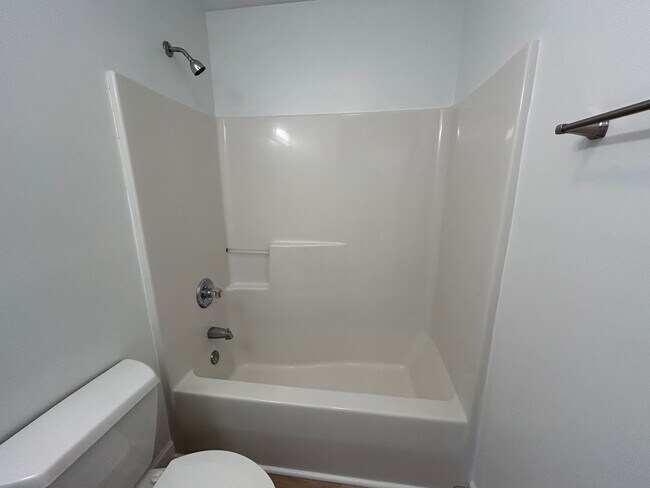 Building Photo - Candler - Recently Renovated Apt Ready for Occupancy!