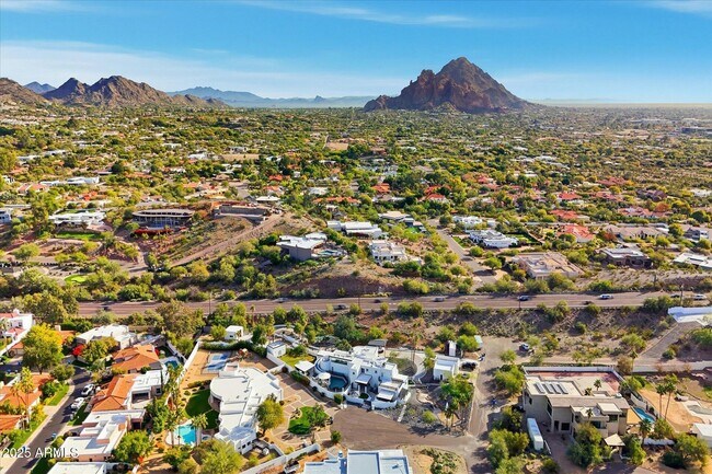 Building Photo - 3112 E Palo Verde Dr