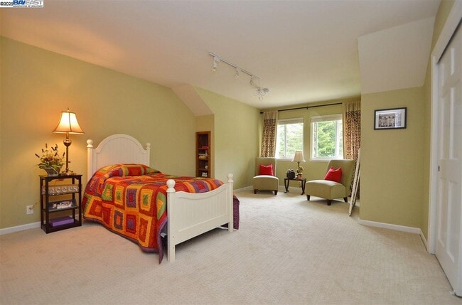 Building Photo - 2051 Pebble Dr