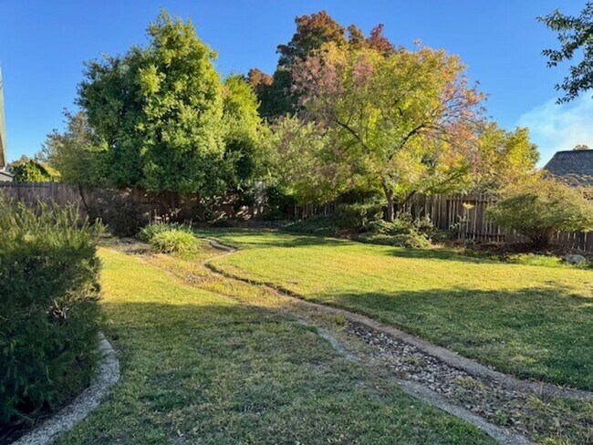 Building Photo - Home in Country Heights with Landscaping i...