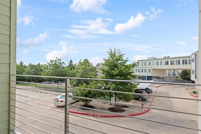 Building Photo - 604 N Bluff Dr