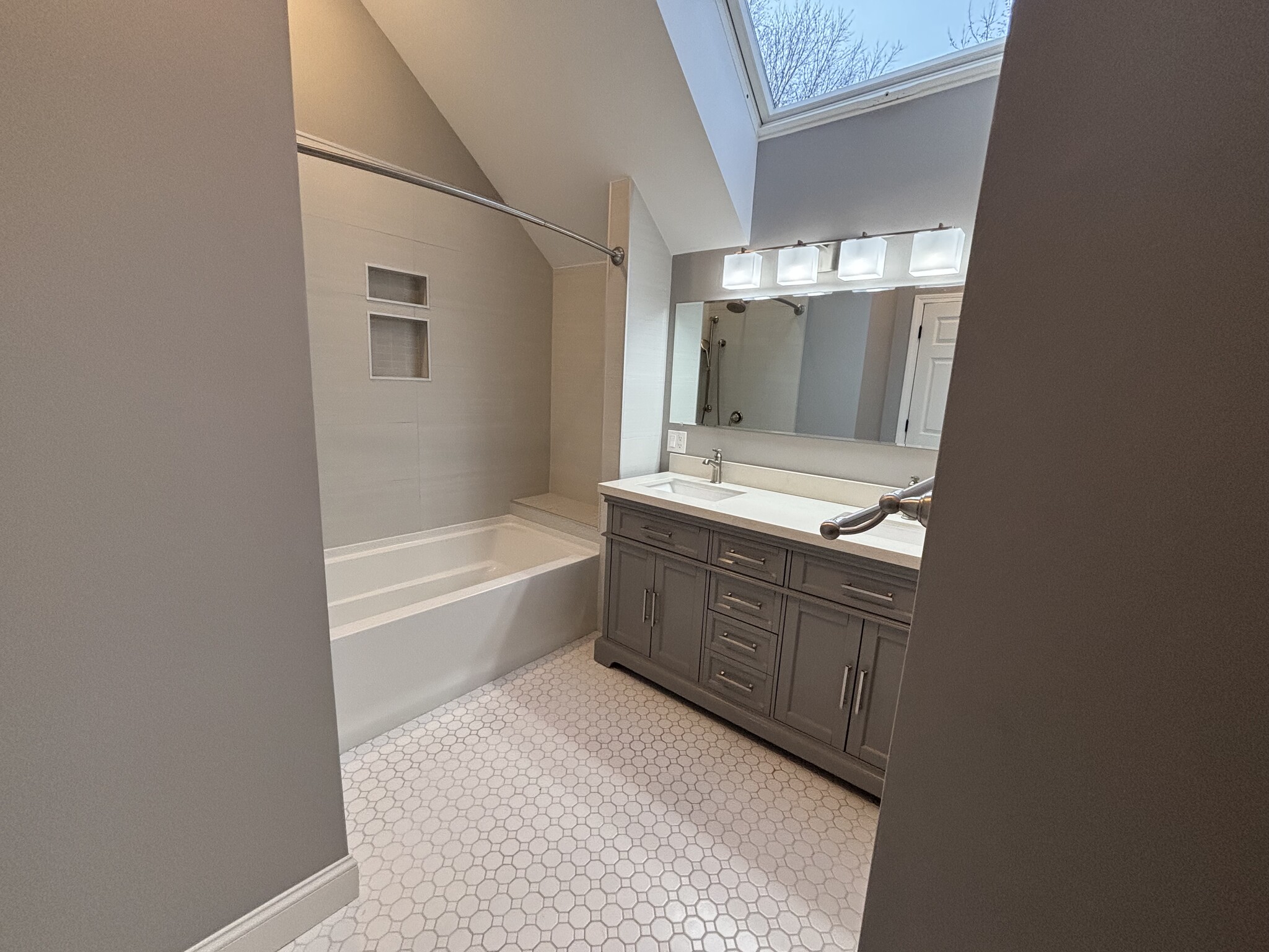 Master bathroom - 6 Goldfinch Ln