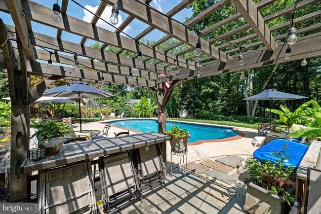 Building Photo - 8121 Briar Creek Dr