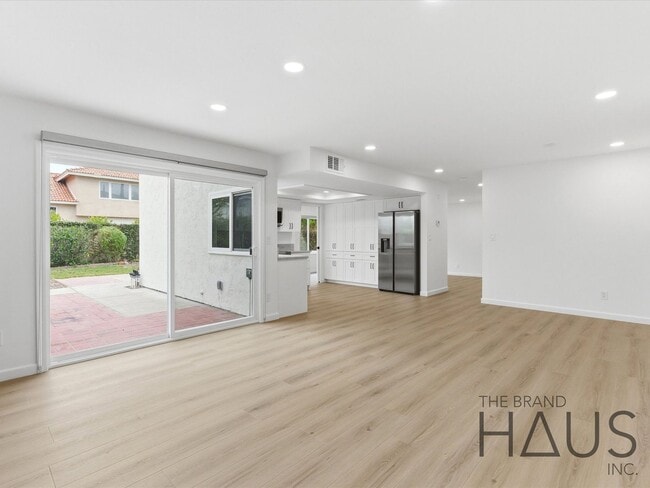 Building Photo - Newly Remodeled Huntington Beach Home with Brand-New AC & Premium Finishes
