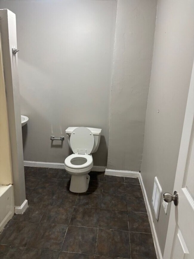 Building Photo - 3416 Kensington Ave