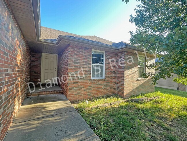 Building Photo - Updated 3 Bedroom Home in Reed/Hillcrest School Districts!