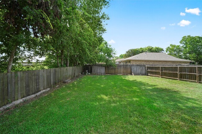 Building Photo - 10807 Twin Circles Dr