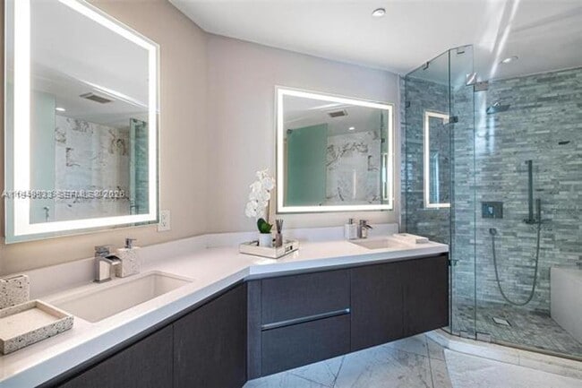 Building Photo - 851 NE 1st Ave