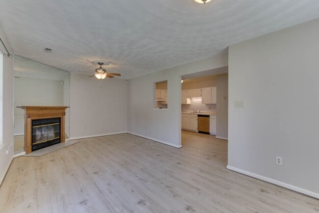 Building Photo - Updated 3-Bedroom Yorktown Townhouse with Private Yard and Community Amenities