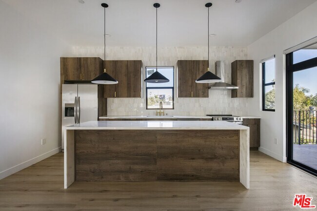 Building Photo - 2651 Vineyard Ave