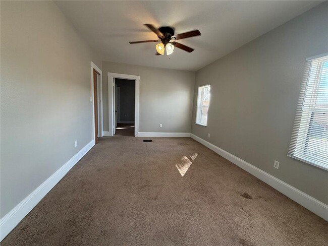 Building Photo - 18 E Golf Links Ave