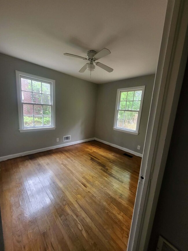 Building Photo - 3 Bedroom, 1 Bath house