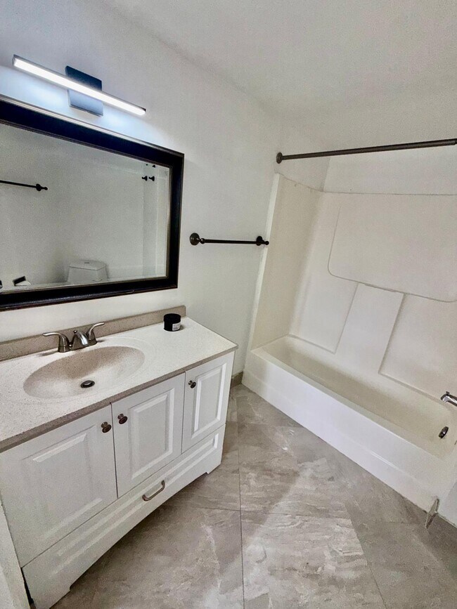 Building Photo - 9405 Fontainebleau Blvd