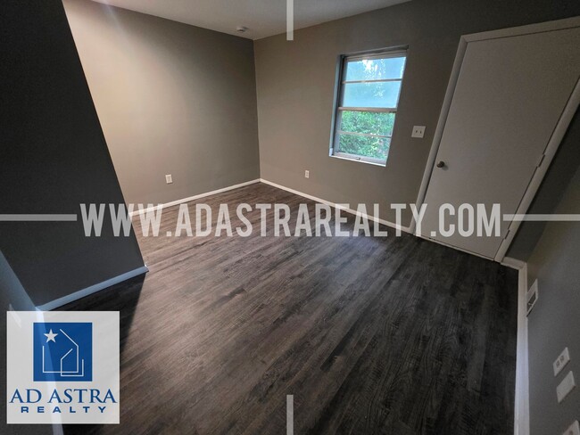 Building Photo - 208 Brookside Dr