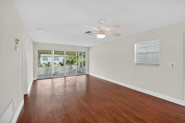 Building Photo - 801 Meadowlark Ln