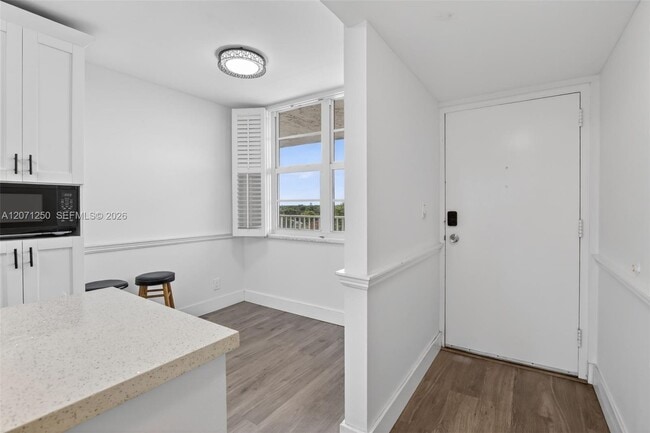 Building Photo - 250 Jacaranda Dr