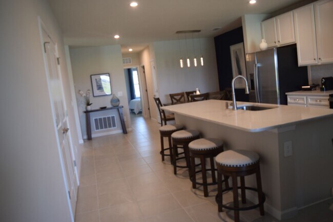 Building Photo - Stunning and elegant fully furnished 3/2/2 villa with Pool, hot tub & Lake views