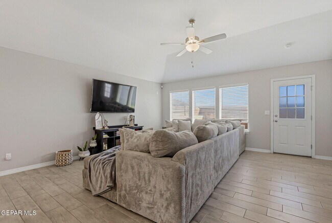 Building Photo - 13912 Loreina Luz Ave