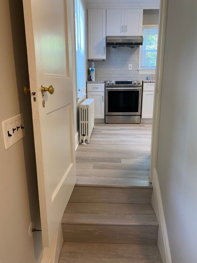 Building Photo - Updated 3 bedroom, 1.5 bathroom single fam...