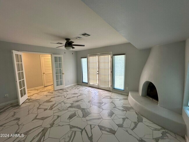 Building Photo - 5634 E Wilshire Dr