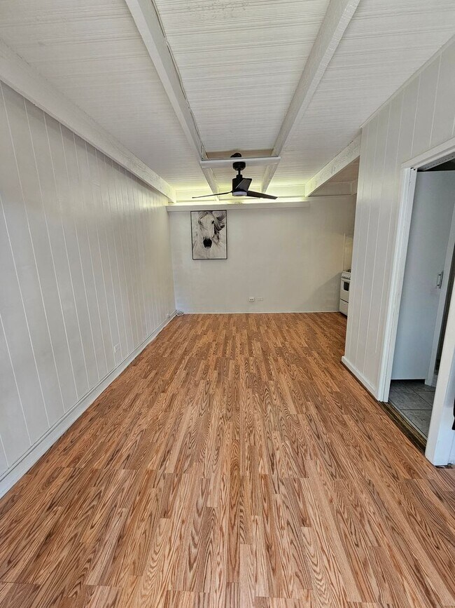 Building Photo - Walkup Studio in Waikiki
