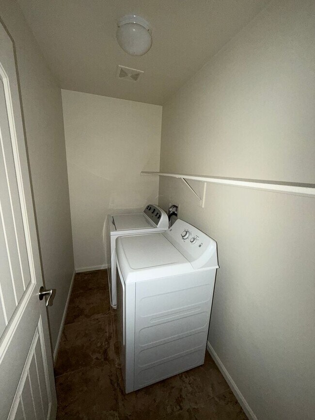 Building Photo - Beautiful 3 bedroom home in Gilbert! NEW CARPET NEW PAINT