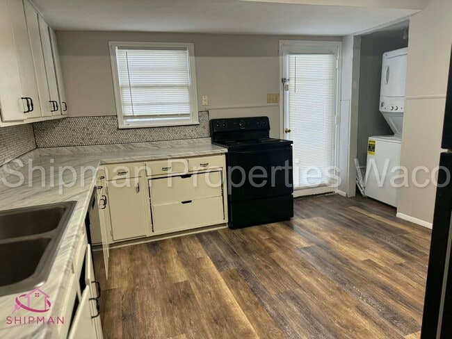 Building Photo - 3917 Maple Ave