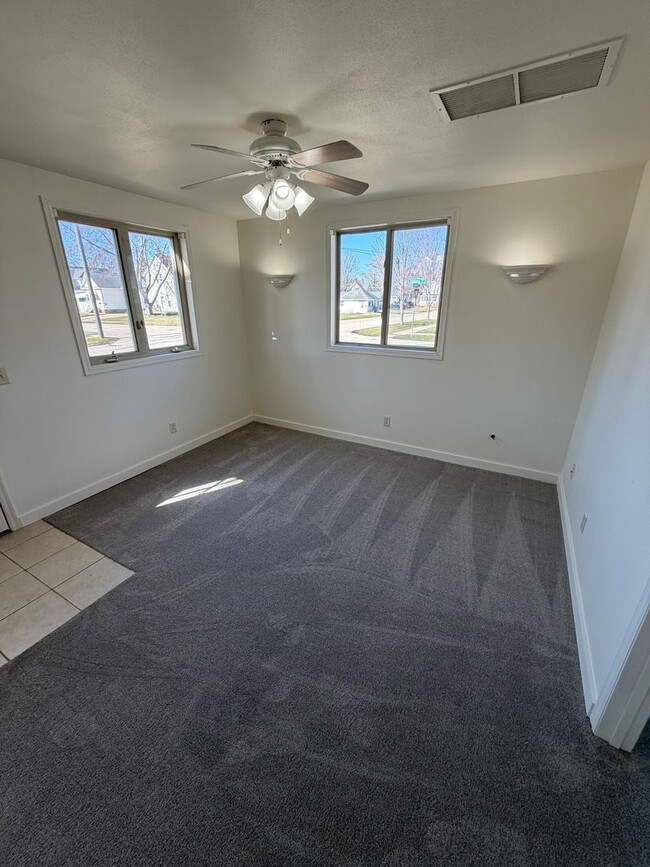 Building Photo - 2-Bedroom 1-Bathroom Single Family Home