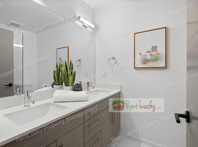 Building Photo - Like-New 2-Bedroom Townhome in Seattle w/R...
