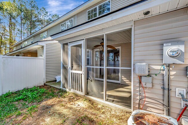 Building Photo - Townhouse available in Summer Wood!