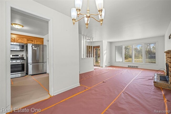 Building Photo - 2360 Pine View Dr