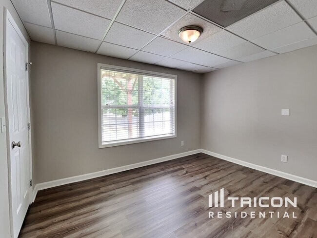 Building Photo - 605 Brooks Rd