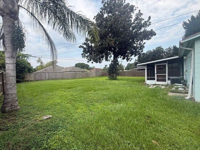 Building Photo - Charming 2 bedroom 1.5 bathroom home