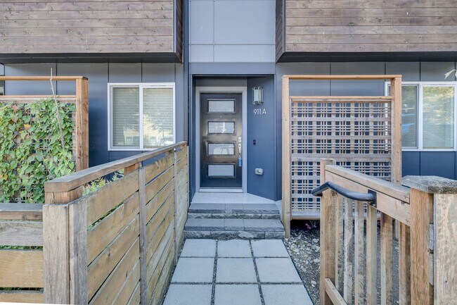 Building Photo - Spacious 3 Bed / 3.5 Bath Seattle Townhome!