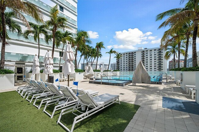 Building Photo - 3101 Bayshore Dr