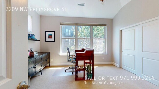 Building Photo - 2209 NW Pettygrove St
