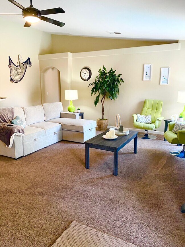 Building Photo - Best Deal in SW Bakersfield. Fully furnished home with a Pool