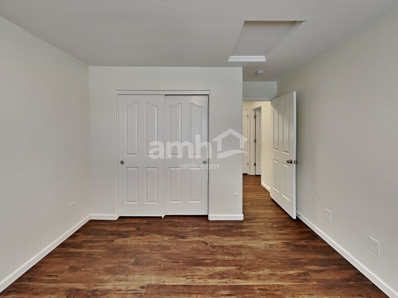 Building Photo - 521 E Harold Dr